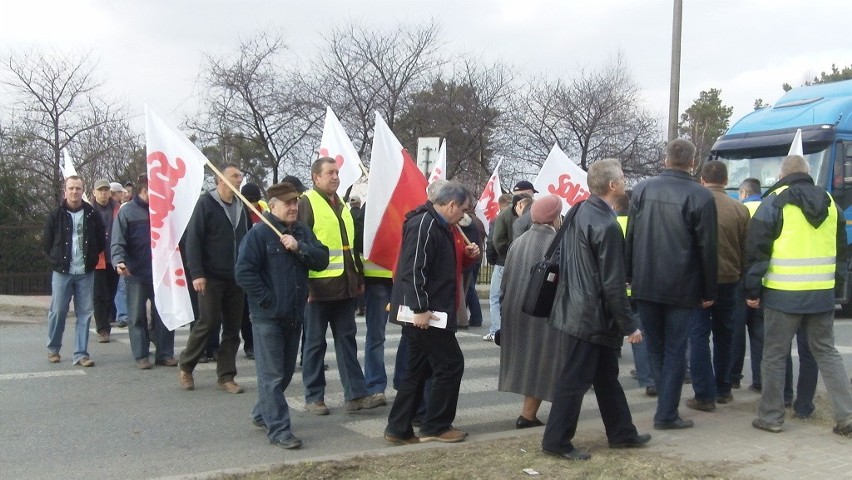 Pracownicy Zakładu Energetycznego w Kraśniku protestują na...