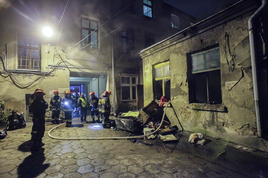 Pożar na Nawrot 43 w Łodzi. 5 osób rannych, 2 koty nie żyją [ZDJĘCIA+FILM]