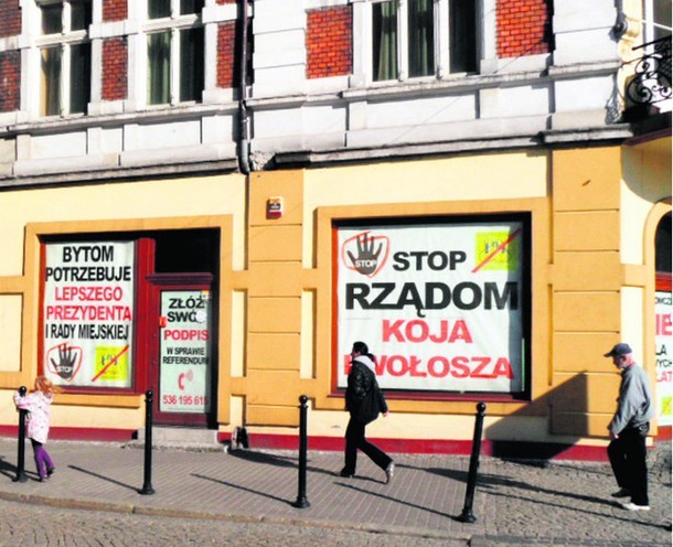 Bytomskie kamienice są oklejone plakatami referendalnymi