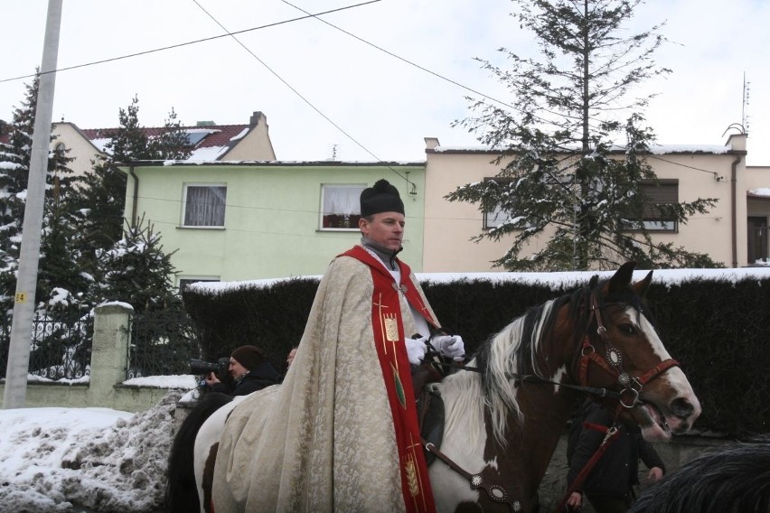 Arcybiskup Wiktor Skworc na procesji konnej w Pietrowicach Wielkich [ZDJĘCIA]