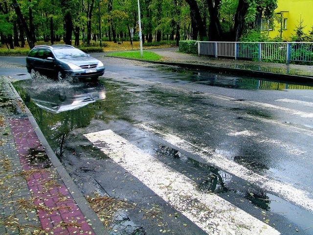 Tylko cudem można tu uniknąć ochlapania przez samochód