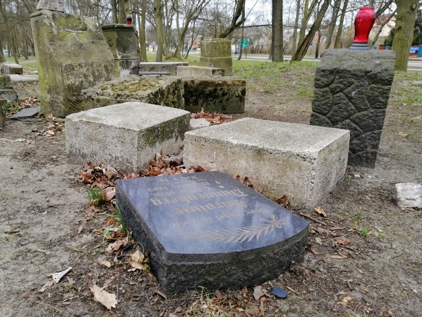 Lapidarium zniknie z parku w Goleniowie. Co się stanie z nagrobkami?