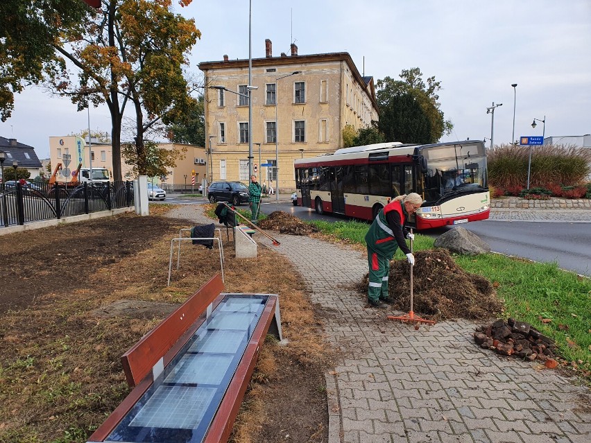 Prace na skwerze pod szybowcem w Lesznie 20 października 2021