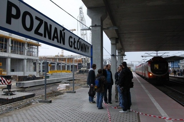 Tandetnie wykonane, archaicznie zaprojektowane, niefunkcjonalne - takie są wyremontowane perony na poznańskiej stacji kolejowej - twierdzi grupa poznaniaków.