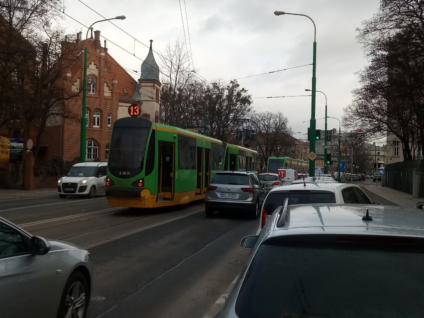 To zderzenia tramwaju z samochodem doszło na skrzyżowaniu...