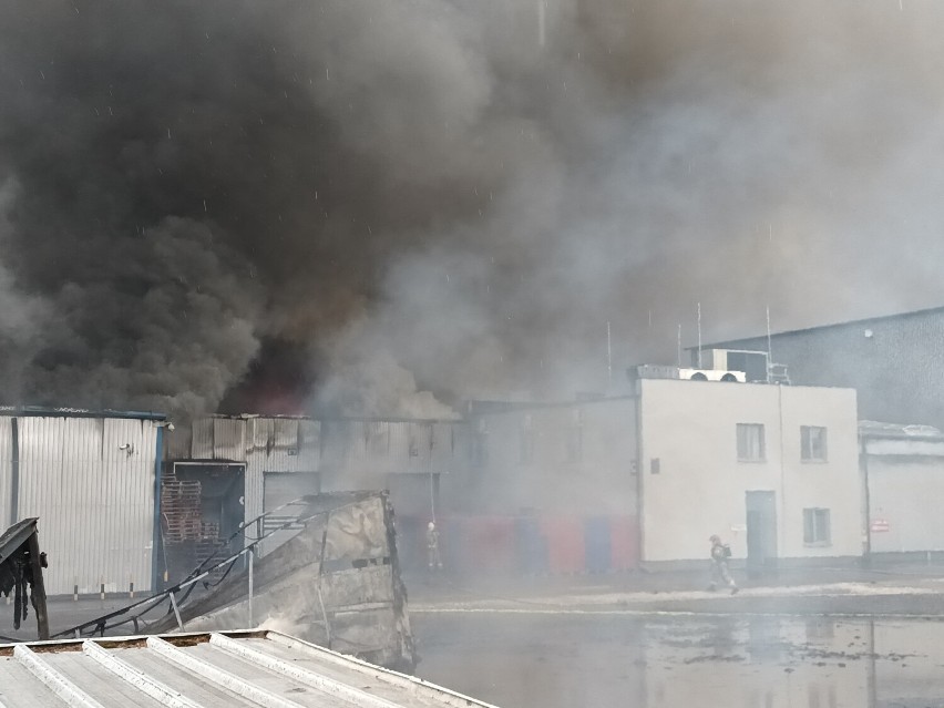 Wielki pożar firmy produkcyjnej w Starej Tuchorzy. Koniec akcji gaśniczej. Ogromne straty [ZDJĘCIA]