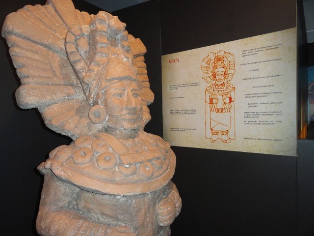 Gliniana figurka o rozmiarach dorosłego człowieka przedstawiająca króla