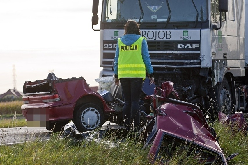 Wypadek na drodze Wrocław - Oława. Jedna osoba nie żyje, trasa była zablokowana (ZDJĘCIA)