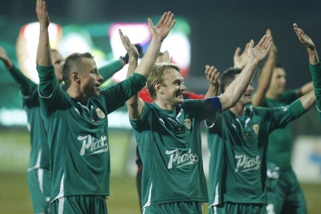 Tak cieszyli się piłkarze WKS-u po wygranym na Oporowskiej meczu z Zagłębiem w derbach regionu
