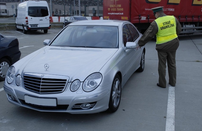 Mercedesa (rok produkcji 2008) wyceniono na 100 tys. zł.