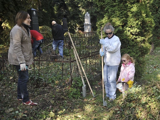 Towarzystwo Opieki nad Starym Cmentarzem w Łodzi zaprasza szkoły do sprzątania cmentarza przy Ogrodowej.