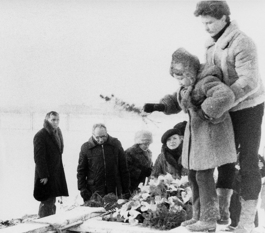 Agnieszka Gzik nad grobem ojca zabitego na Wujku