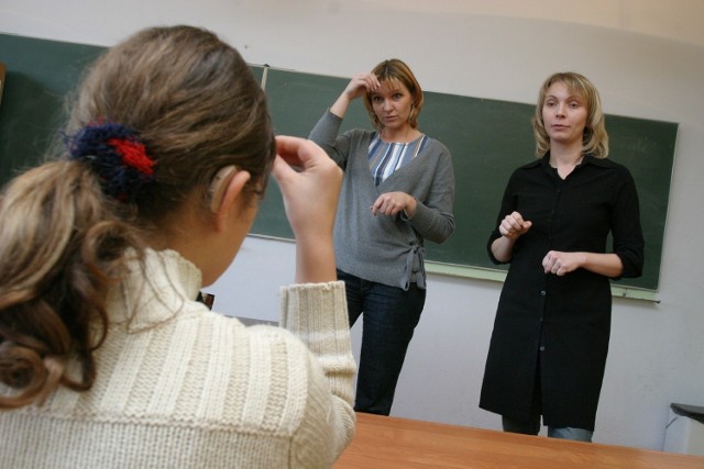 Tłumacze języka migowego pomogą niesłyszącym i niedosłyszącym studentom.