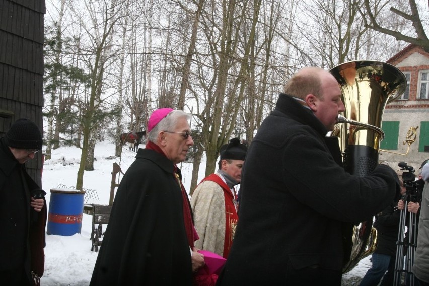 Arcybiskup Wiktor Skworc na procesji konnej w Pietrowicach Wielkich [ZDJĘCIA]