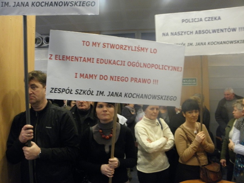 Nauczyciele w Częstochowie protestowali przeciwko niszczeniu szkół [ZDJĘCIA]