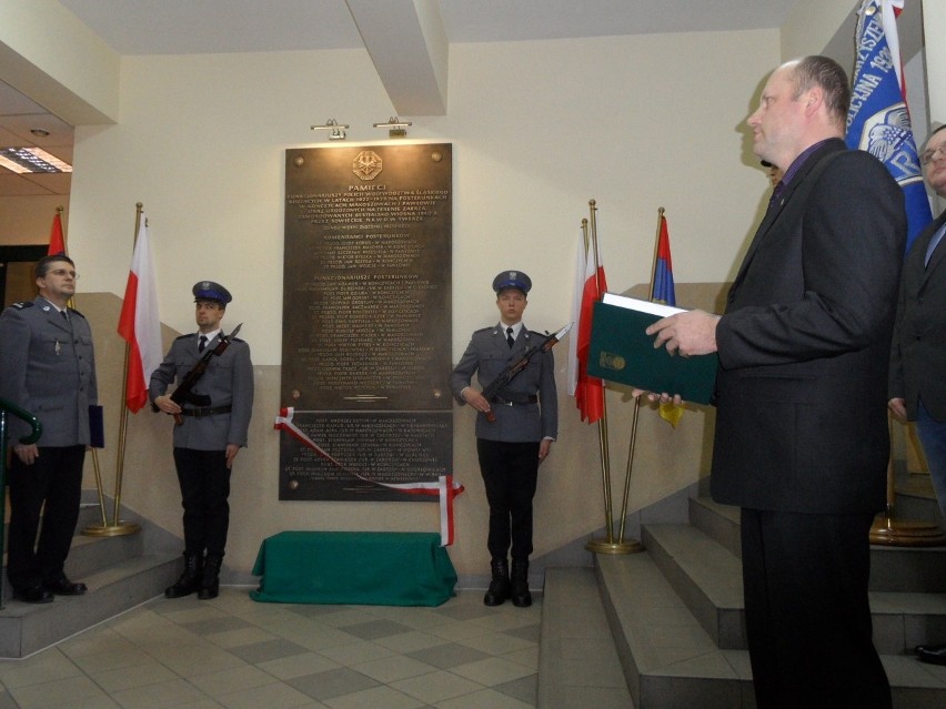 Tablica pamiątkowa w komendzie w Zabrzu. Uczczono pamięć policjantów zamordowanych przez NKWD