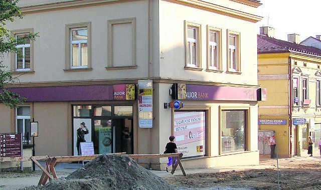 Bank, w którym pracował podejrzany, przechodzi właśnie drobiazgową kontrolę, zleconą przez centralę