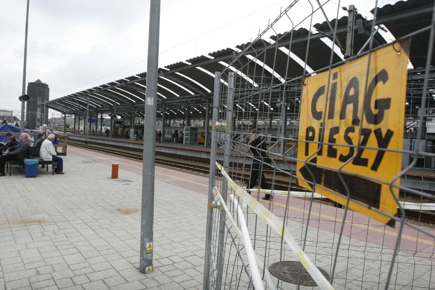 Budowa dworca kolejowego w Katowicach [NAJNOWSZE ZDJĘCIA]. Zaglądamy na perony 