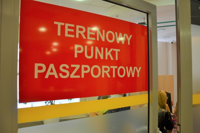 W poniedziałek, 10 października w Dzierżoniowie w Ratuszu oficjalnie otwarto terenowy punkt paszportowy. Tylko pierwszego dnia mieszkańcy powiatu dzierżoniowskiego złożyli, aż 33 wnioski.  W konferencji uczestniczyli włodarze miasta, województwa i powiatu.

Przesuwaj slajdy klikają w strzałki, używaj klawiszy lub gestów ------------->