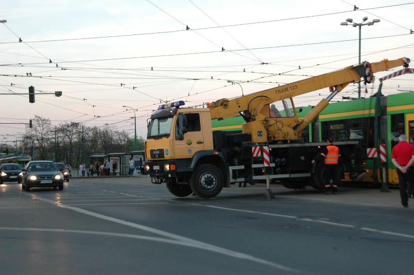 Poznań: Zablokowany Most Teatralny - tramwaj wypadł z szyn (ZDJĘCIA)