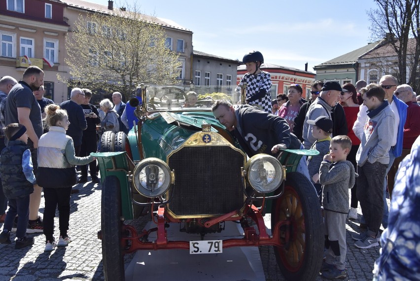 Ponad stuletni pojazd budził ogromne zainteresowanie