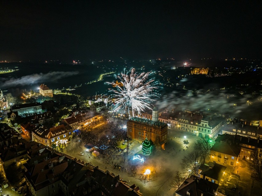Sylwester pod gwiazdami w Sandomierzu. Niesamowite powitanie Nowego Roku 2024. Zobaczcie fantastyczne zdjęcia Sławka Rakowskiego z drona