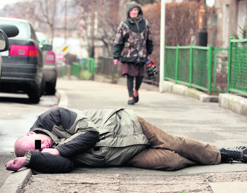 Codziennie policjanci z Jeleniej Góry zgarniają z ulic osoby...