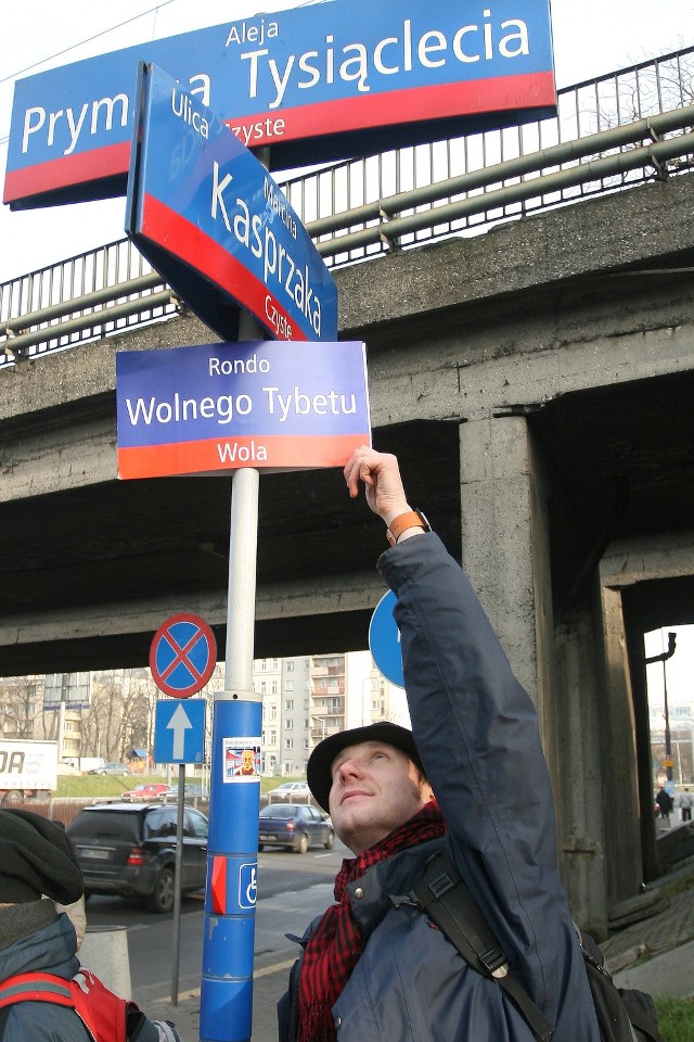 W stolicy niebiesko-czerwone tabliczki zaczęto wieszać w 1996 roku