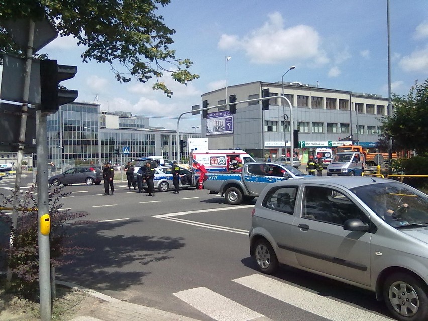Katowice: Wypadek na Ligocie. Samochód wbił się w słup [ZDJĘCIA]