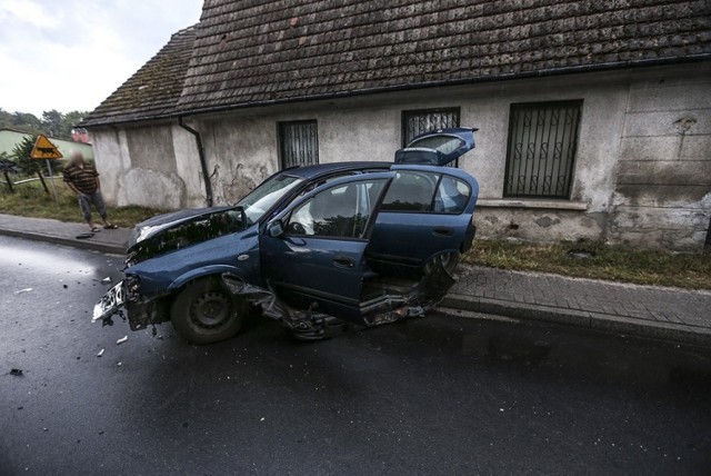 Do zdarzenia doszło we worek, 17 lipca, nad ranem. Kierujący nissanem wpadł w poślizg i uderzył w dom przy ul. Żagańskiej w Ochli, dzielnicy Zielonej Góry.

Wszystko wydarzyło się po godz. 5.00 nad ranem Kierowca nissana na ul. Żagańskiej, na śliskiej od deszczu drodze, wpadł w poślizg. Stracił panowanie nad kierownicą i wjechał na chodnik, a potem uderzył w dom.

Samochód jest mocno rozbity, na szczęście nikomu nic się nie stało. Zdarzenie zostało przez policjantów zakwalifikowane jako kolizja. Kierowca został ukarany mandatem oraz punktami karnymi.

Zobacz wideo: PRAWIE 10 ZŁ ZA GODZINĘ PARKOWANIA W CENTRUM MIASTA? CO O TYM SĄDZĄ MIESZKAŃCY



