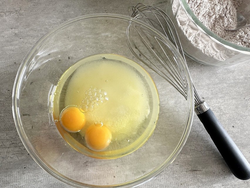 W oddzielnym naczyniu wymieszaj mokre składniki – jajka,...