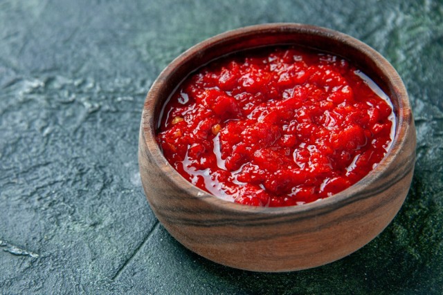 Pyszną pastę harissa zrobisz z papryczki chili, czosnku, suszonych pomidorów i aromatycznej mieszanki przypraw.