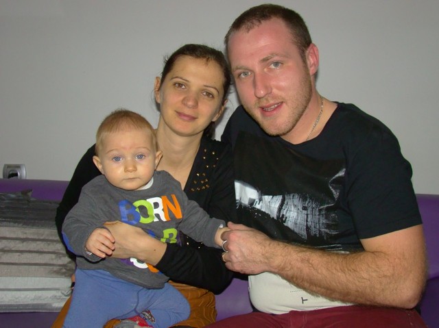 Michał Nowak z żoną Eweliną i ośmiomiesięcznym synem Leonem mieszkają w Zebrzydowicach