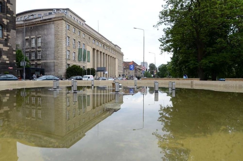 Wybudowano kamienne ławy do siedzenia, a przy fontannie...