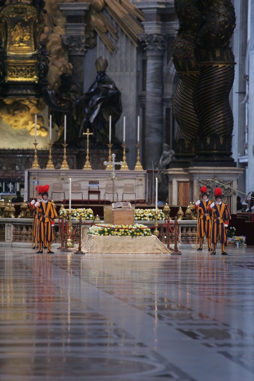 Ostatni pielgrzymi przy trumnie Jana Pawła II [ZDJĘCIA]