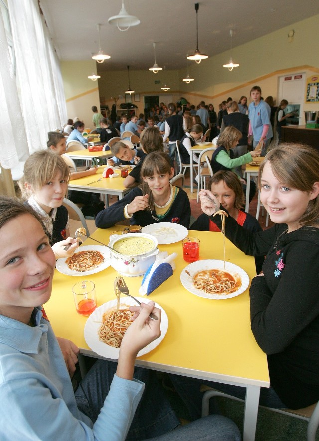 Stołówki szkolne jednak zostają. Rodzice odetchnęli z ulgą