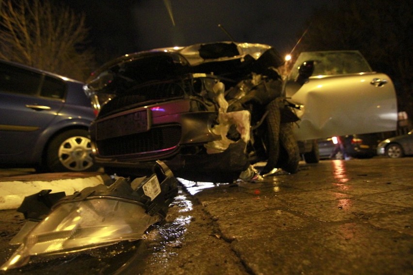 Wrocław: Pijany kierowca wjechał w wysepkę i uszkodził zaparkowane auta (ZDJĘCIA)