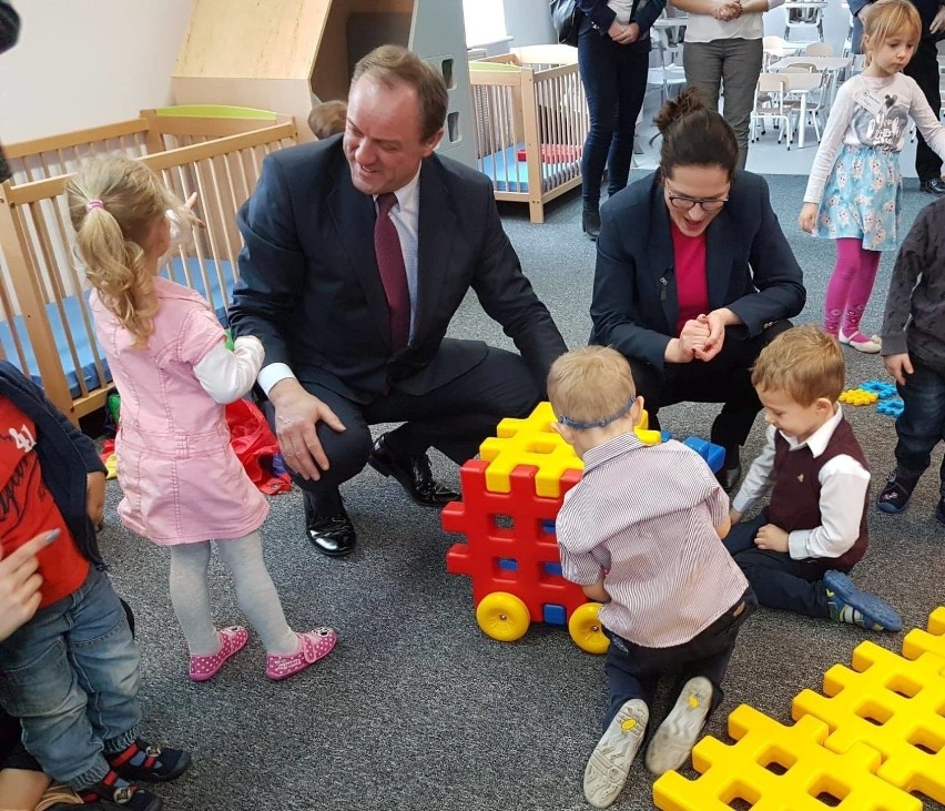 Marszałek Struk podpisał umowę z fundacją. Już od marca rusza Pozytywny Żłobek