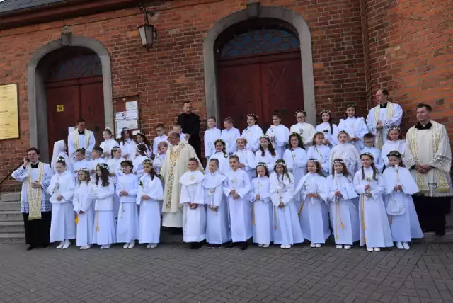 W parafii Św. Trójcy w Kościerzynie uroczystość I Komunii Świętej odbyła się dla uczniów Szkoły Podstawowej nr 1 i Szkoły Podstawowej nr 3 w Kościerzynie