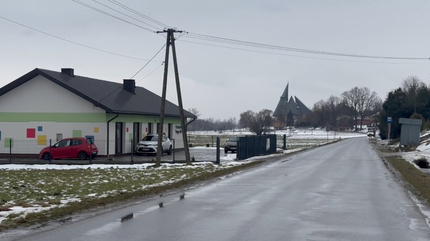 Przy drodze powiatowej w Moszczenicy powstanie  chodnik do remizy i niepublicznego  przedszkola. Będzie gotowy do połowy roku