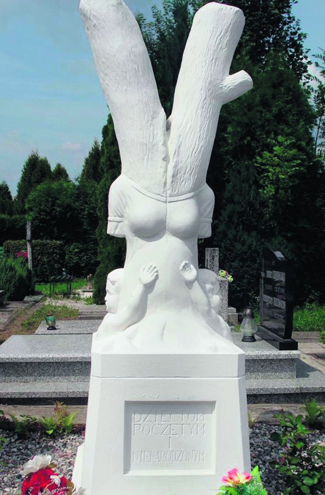 Taki pomnik stanął na cmentarzu w Ząbkowicach Śląskich