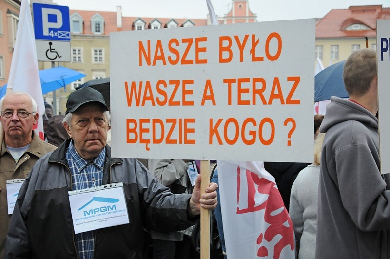 Pikieta pracowników MPGM przed Urzędem Miasta w Poznaniu