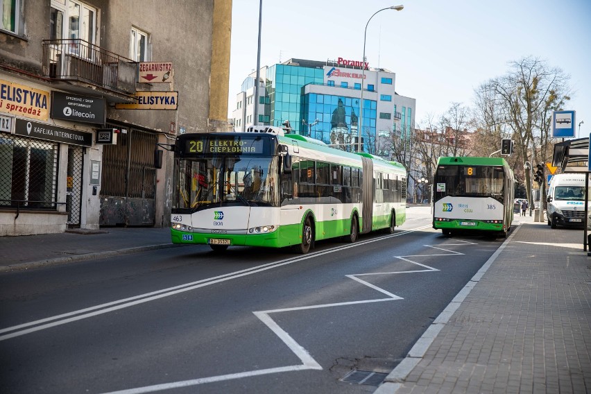 Koronawirus Białystok. Zmiany w komunikacji miejskiej. Ograniczona liczba pasażerów w autobusach