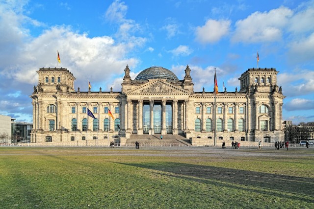 Zwiedzanie Reichstagu jest darmowe, ale wycieczka z przewodnikiem może kosztować ok. 12 euro. By wejść do środka i na kopułę, trzeba wcześniej zarejestrować się online.