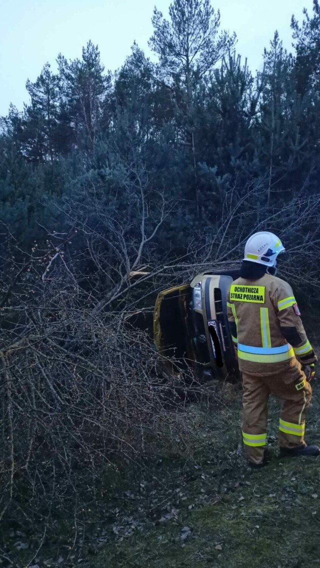 Kierujący samochodem marki Volkswagen Passat, 21-letni mieszkaniec Jarocina, nie zachował środków ostrożności, stracił panowanie nad pojazdem i wjechał do rowu. - Mężczyzna znajdował się pod wpływem alkoholu. Miał 1,7 promila w wydychanym powietrzu