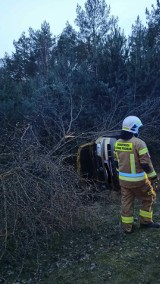 Na „podwójnym gazie” wjechał do rowu w Gizałkach. Samochodem podróżowały trzy osoby                       