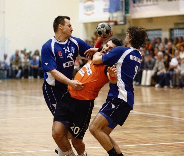Mimo osłabień, Zagłębie Lubin (na zdjęciu, w środku, Adrian Anuszewski) ma walczyć w tym sezonie o złoty medal