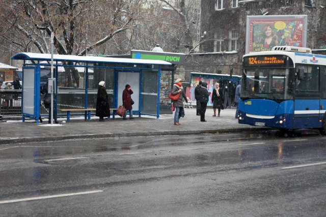 11.12.2012 krakow.wiata na przystanku autobusowym przy al.krasinskiego.n/z: ludzie na przystanku autobusowym wiata.fot. joanna urbaniec.bus autobus mpk postoj przystanek.gazeta krakowska