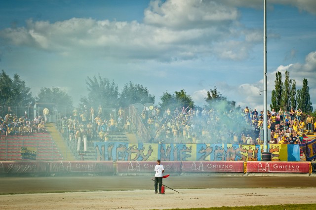 Podczas meczu Start Gniezno - Stal Gorzów kibice Stali wnosili race na stadion