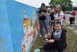 Powstaje pięćdziesięciometrowa panorama Gorlic. Obraz malują uczniowie miejskich szkół. To koniecznie trzeba zobaczyć! [ZDJĘCIA]